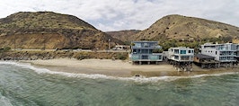 Luxury listing of the day: Sleek, modern abode on the Malibu, Calif., shoreline